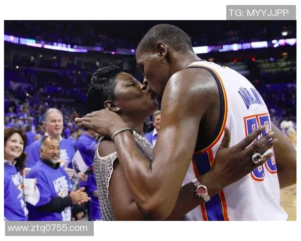 被母亲训斥的足球球星背后故事展现亲情与成长力量 被母亲训斥的足球球星背后故事展现亲情与成长力量